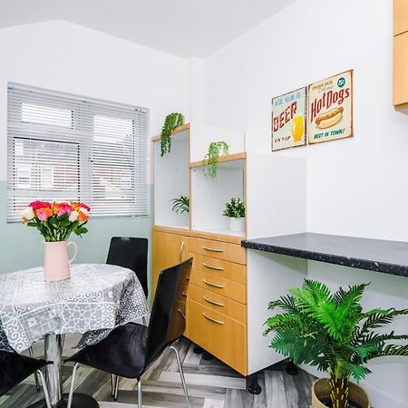 كوفنتري Harley House - Spacious Home With Free Netflix & Parking By Rocketbnb المظهر الخارجي الصورة
