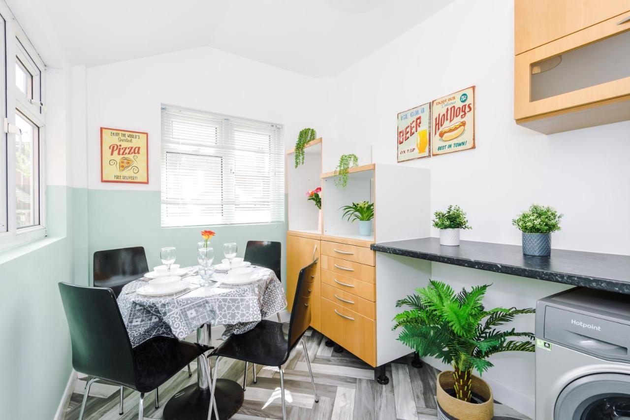 كوفنتري Harley House - Spacious Home With Free Netflix & Parking By Rocketbnb المظهر الخارجي الصورة